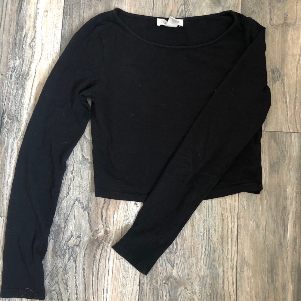 Black fitted long sleeved crop